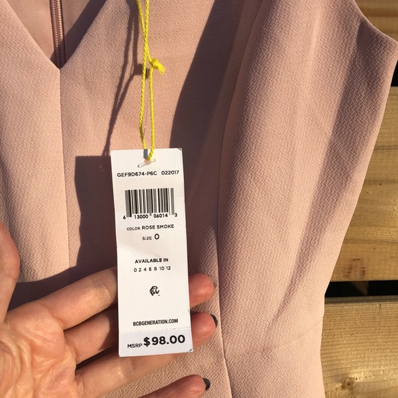BCBGeneration Simple V romper/ jumpsuit in bide rose smoke. Size 0. - Picture 8 of 15